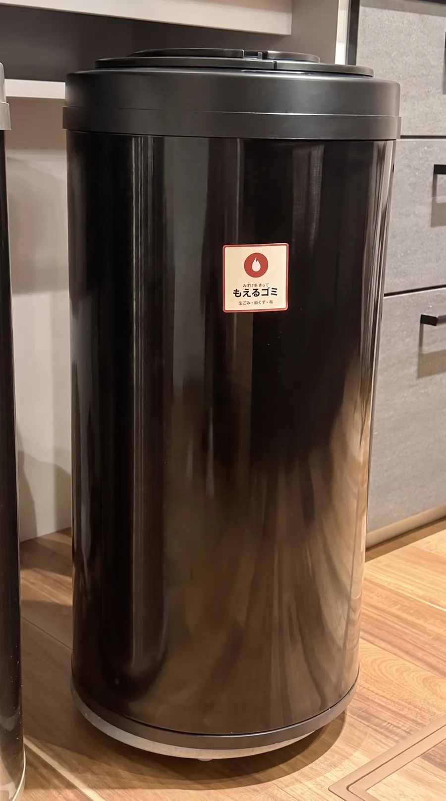 キッチンの黒いペール缶に貼った「もえるゴミ」シール